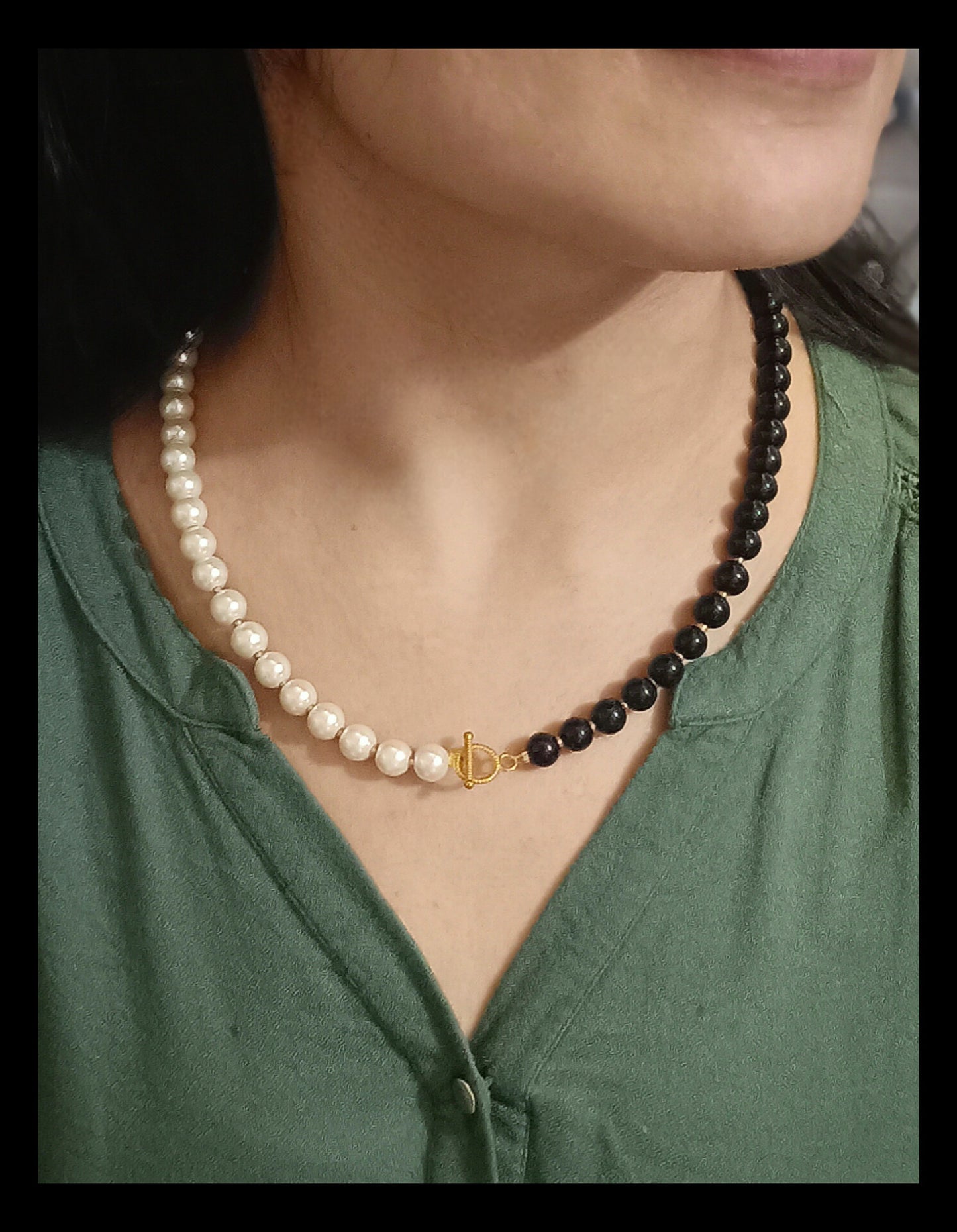 Trendy Black & White Glass Beads Necklace