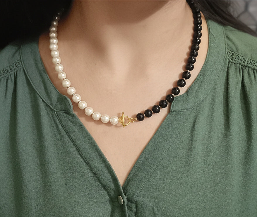 Trendy Black & White Glass Beads Necklace