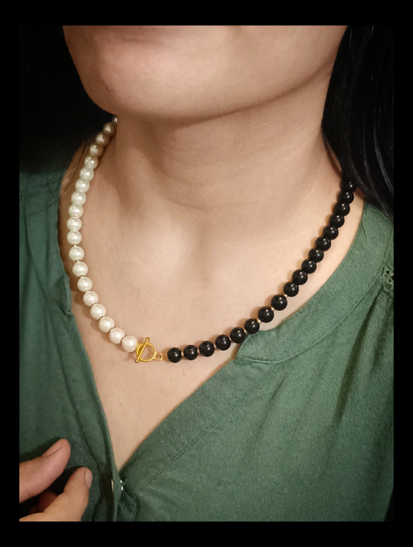 Trendy Black & White Glass Beads Necklace