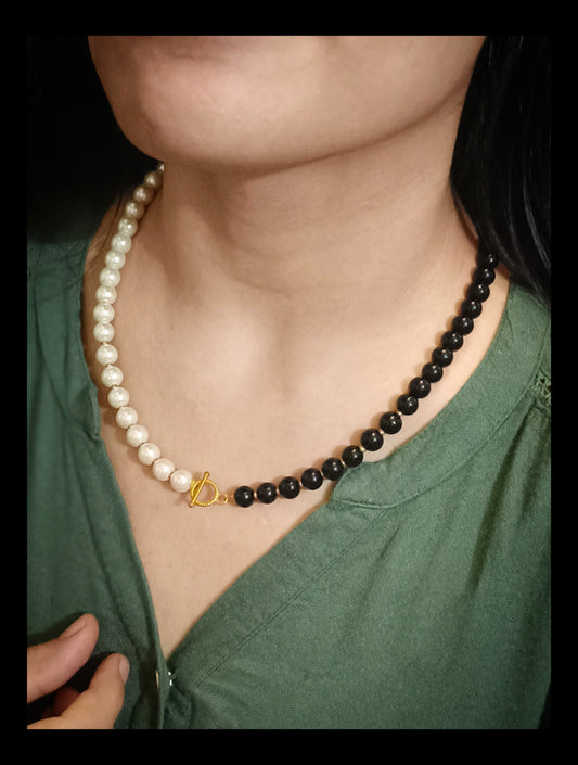 Trendy Black & White Glass Beads Necklace